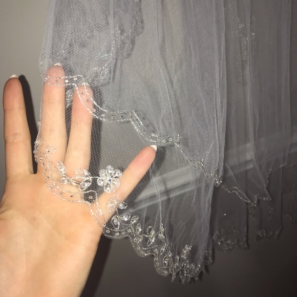 Waist length white veil with blusher - Picture 9 of 13